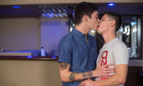 Les beaux mecs américains Seth Peterson et le minet Ashtin Bates dans une scène homosexuelle torride