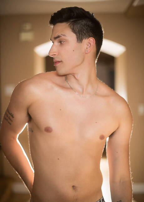 De goed gebouwde Amerikaanse Kane Fox trekt zijn pik af