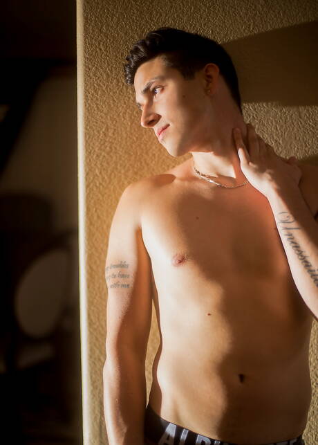 De goed gebouwde Amerikaanse Kane Fox trekt zijn pik af