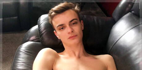 Le jeune garçon Evan Davis et le beau garçon américain Ashtin Bates ont des relations sexuelles anales