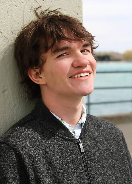 Le jeune Levi Hatter et le beau gosse américain Ashtin Bates dans une scène de fellation en extérieur