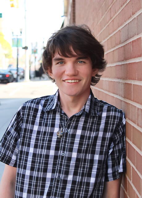 Le jeune Levi Hatter et le beau gosse américain Ashtin Bates dans une scène de fellation en extérieur