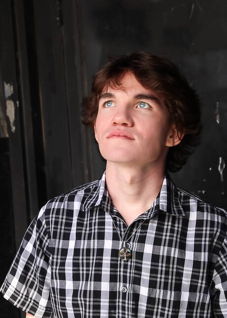 Le jeune Levi Hatter et le beau gosse américain Ashtin Bates dans une scène de fellation en extérieur