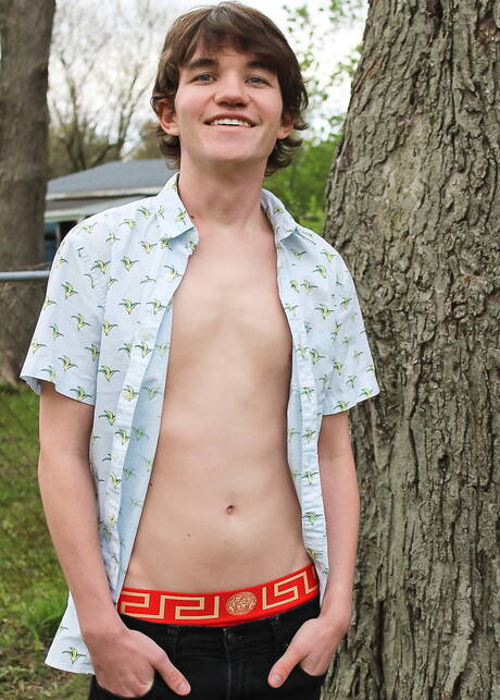 Le jeune Levi Hatter et le beau gosse américain Ashtin Bates dans une scène de fellation en extérieur