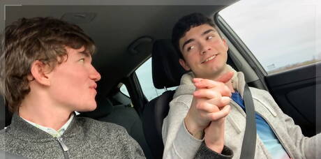 Le jeune Levi Hatter et le beau gosse américain Ashtin Bates dans une scène de fellation en extérieur