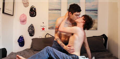 Le jeune Levi Hatter et le beau gosse américain Ashtin Bates dans une scène de fellation en extérieur