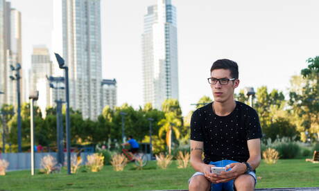 阿根廷辣妹 Italo Van Ewen 和年輕帥哥 Daryl Briggs 在戶外口交後做愛