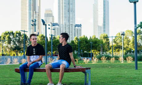 Il giovane ragazzo argentino Italo Van Ewen e il giovane Daryl Briggs scopano dopo un pompino all