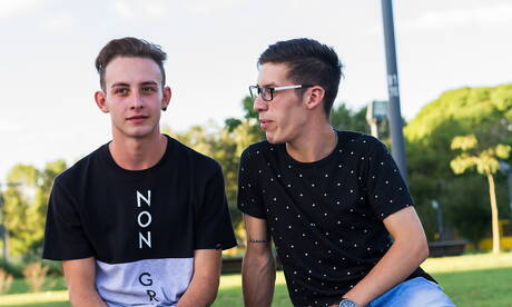 Il giovane ragazzo argentino Italo Van Ewen e il giovane Daryl Briggs scopano dopo un pompino all