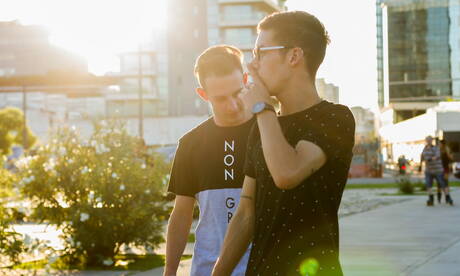 Il giovane ragazzo argentino Italo Van Ewen e il giovane Daryl Briggs scopano dopo un pompino all