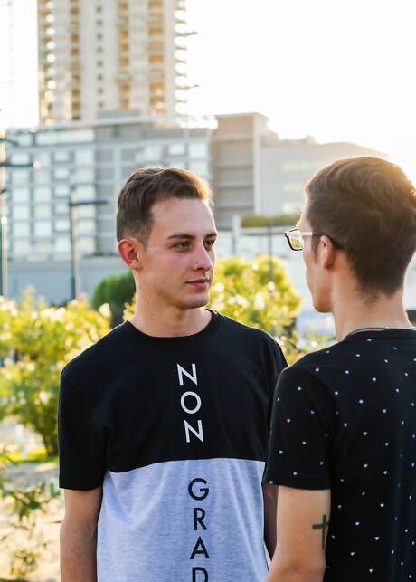 Helix Studios: 阿根廷辣妹 Italo Van Ewen 和年輕帥哥 Daryl Briggs 在戶外口交後做愛