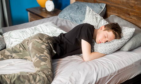 Helix Studios: Pretty american guys young Zach Letoa and beautiful boy Riley Finch love spanking