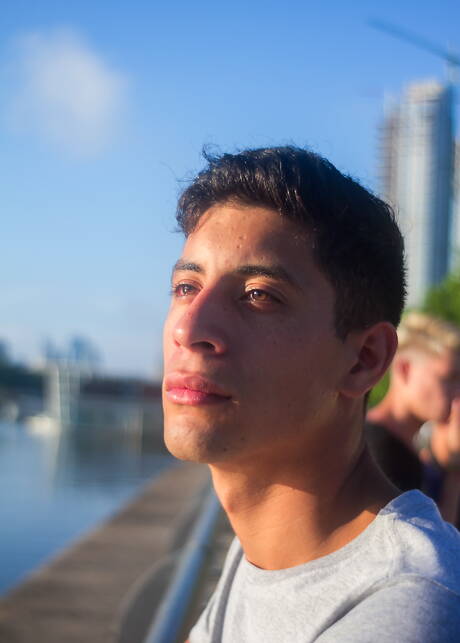 Les copains coquins Neil Scott, Will Nouvak et Dave Andrew dans un trio sexuel hard en extérieur