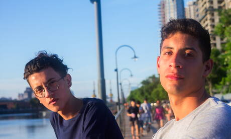 Les copains coquins Neil Scott, Will Nouvak et Dave Andrew dans un trio sexuel hard en extérieur