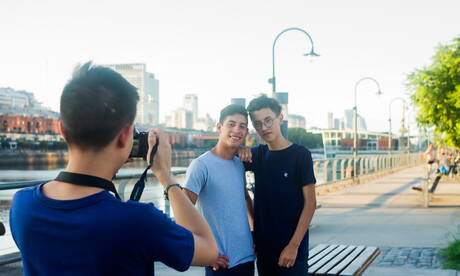 Les copains coquins Neil Scott, Will Nouvak et Dave Andrew dans un trio sexuel hard en extérieur