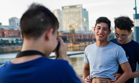 Les copains coquins Neil Scott, Will Nouvak et Dave Andrew dans un trio sexuel hard en extérieur