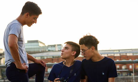 Les copains coquins Neil Scott, Will Nouvak et Dave Andrew dans un trio sexuel hard en extérieur