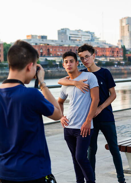 Les copains coquins Neil Scott, Will Nouvak et Dave Andrew dans un trio sexuel hard en extérieur