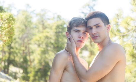 De gentils copains américains, le beau garçon Levi Rhodes et l