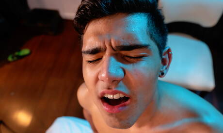 Der heiße Latino-Twink Jack Moon und der junge Latino-Typ Felix Harris in einer heißen Homosexuellen-Szene