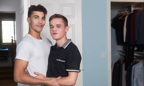 Les sympathiques copains américains, le minet chaud Alex Riley et le jeune mec Brian Gibson dans une scène homosexuelle torride