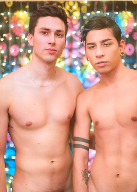 Der amerikanische Muskelprotz Kane Fox und der heiße kolumbianische Twink Aiden Garcia bei einem heißen Arschfick am Pool