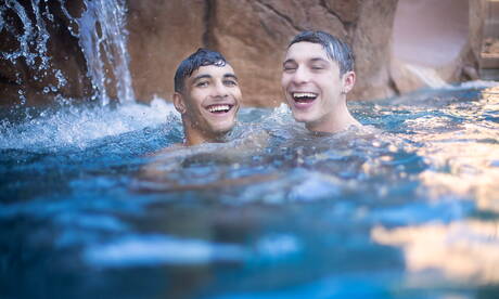 美國色情明星年輕男孩亞歷克斯·萊利和年輕帥哥雅各布·漢森在泳池裡互相愛撫