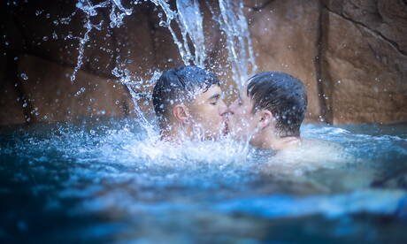 美國色情明星年輕男孩亞歷克斯·萊利和年輕帥哥雅各布·漢森在泳池裡互相愛撫