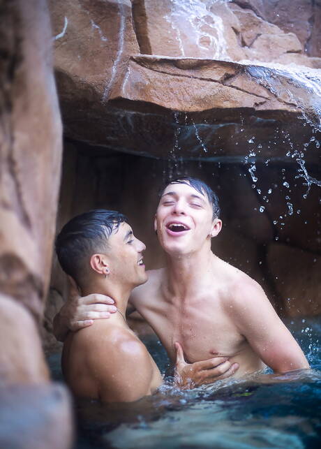 美國色情明星年輕男孩亞歷克斯·萊利和年輕帥哥雅各布·漢森在泳池裡互相愛撫