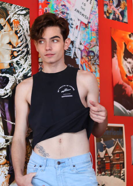 Il bellissimo ragazzo americano Eli Bennet si spoglia e mostra il suo culo