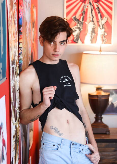 Il bellissimo ragazzo americano Eli Bennet si spoglia e mostra il suo culo