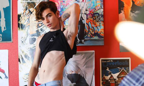 Il bellissimo ragazzo americano Eli Bennet si spoglia e mostra il suo culo