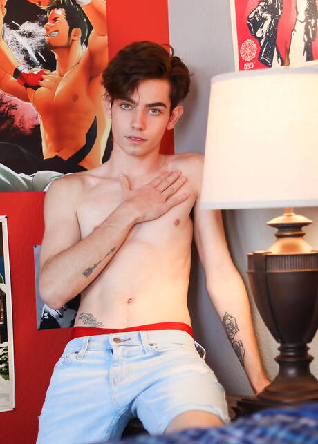 Il bellissimo ragazzo americano Eli Bennet si spoglia e mostra il suo culo