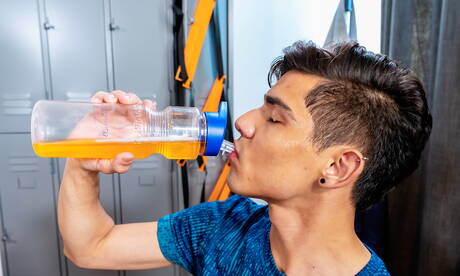 Die sexy Kumpels Sly Conan, Felix Harris und Neil Scott bei einer heißen Dreier-Arschfick-Action