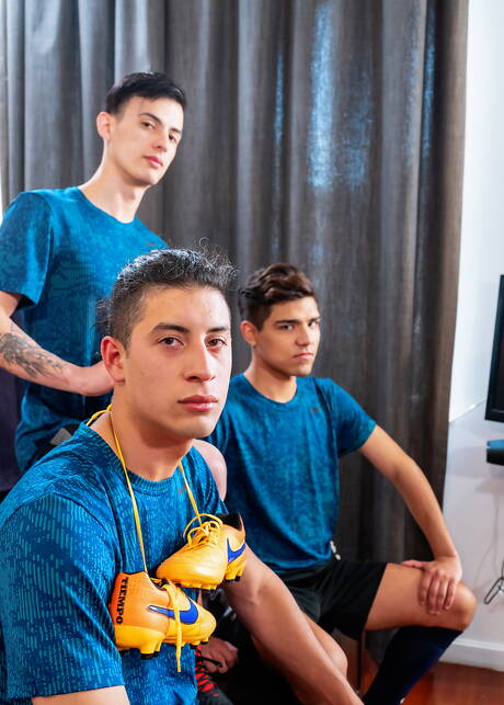 Die sexy Kumpels Sly Conan, Felix Harris und Neil Scott bei einer heißen Dreier-Arschfick-Action