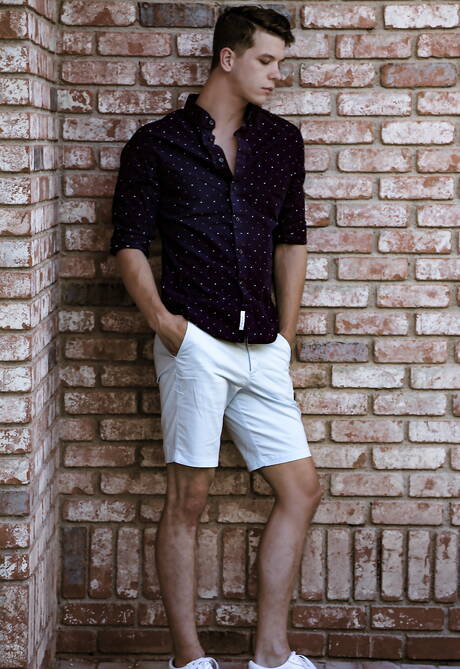 O jovem americano Johnny Hands mostra um corpo musculoso na piscina