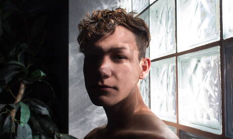 La jeune américaine Hayden Lee se déshabille et montre ses belles fesses