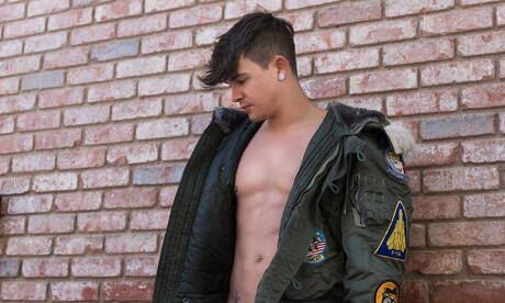 Amerikaanse hete twink Andy Taylor wordt naakt en laat zijn kont zien bij het zwembad