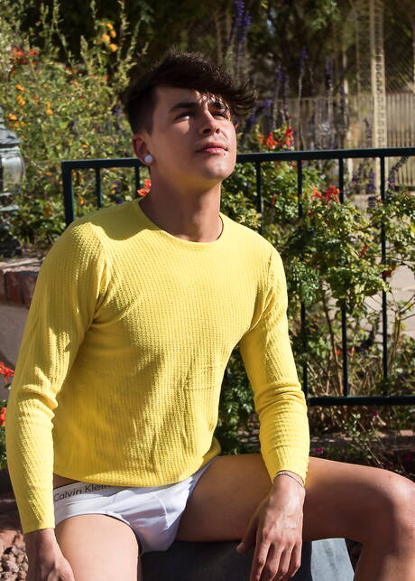 Amerikaanse hete twink Andy Taylor wordt naakt en laat zijn kont zien bij het zwembad