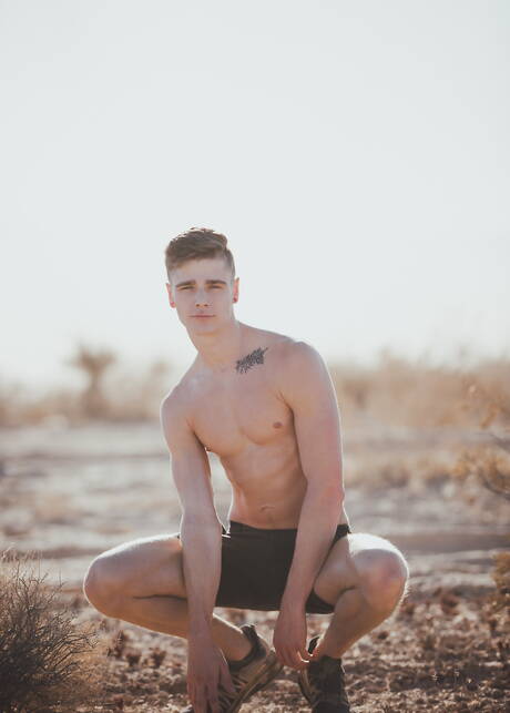 Amerikaanse knappe Travis Stevens poseert naakt en laat zijn kont zien