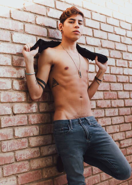 Der junge Latino Aiden Garcia zieht sich aus und zeigt draußen seinen Arsch