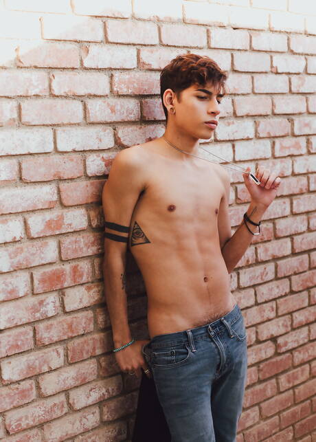 Der junge Latino Aiden Garcia zieht sich aus und zeigt draußen seinen Arsch