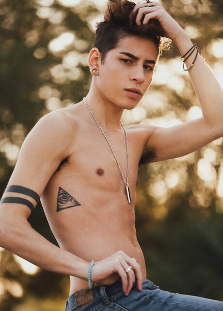 Der junge Latino Aiden Garcia zieht sich aus und zeigt draußen seinen Arsch