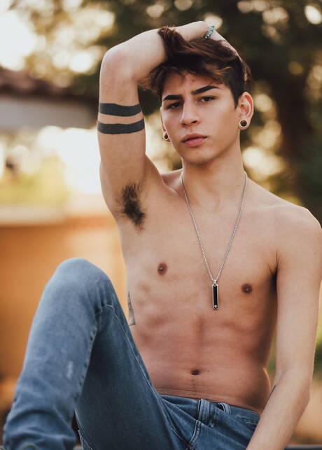 Der junge Latino Aiden Garcia zieht sich aus und zeigt draußen seinen Arsch