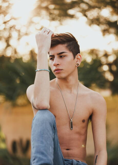 Der junge Latino Aiden Garcia zieht sich aus und zeigt draußen seinen Arsch