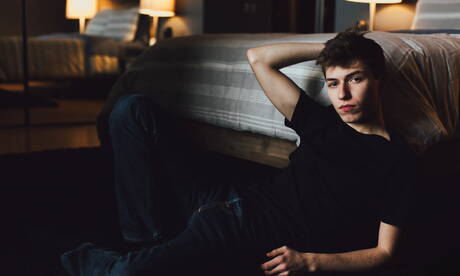 美國性感小鮮肉Keagan Case在淋浴間脫衣服露出緊實的臀部