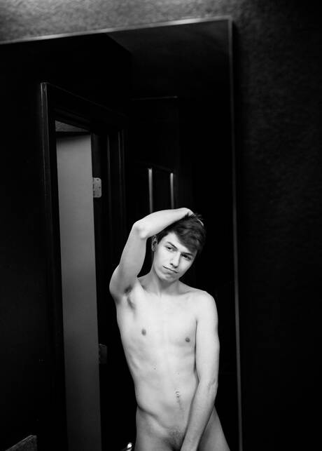 美國性感小鮮肉Keagan Case在淋浴間脫衣服露出緊實的臀部