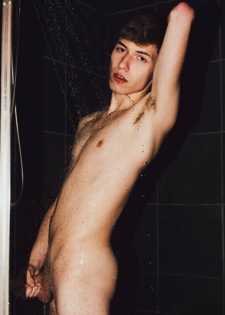 El jovencito americano Keagan Case se desnuda y muestra su culo apretado en la ducha.