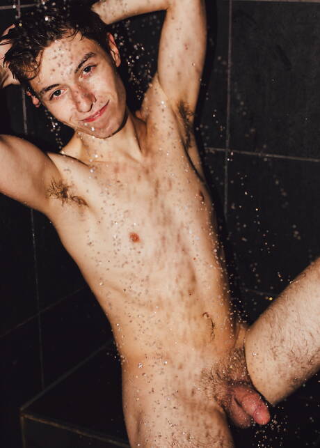 美國性感小鮮肉Keagan Case在淋浴間脫衣服露出緊實的臀部