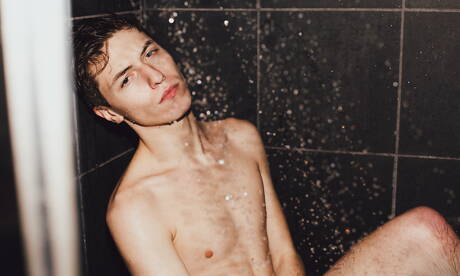 美國性感小鮮肉Keagan Case在淋浴間脫衣服露出緊實的臀部